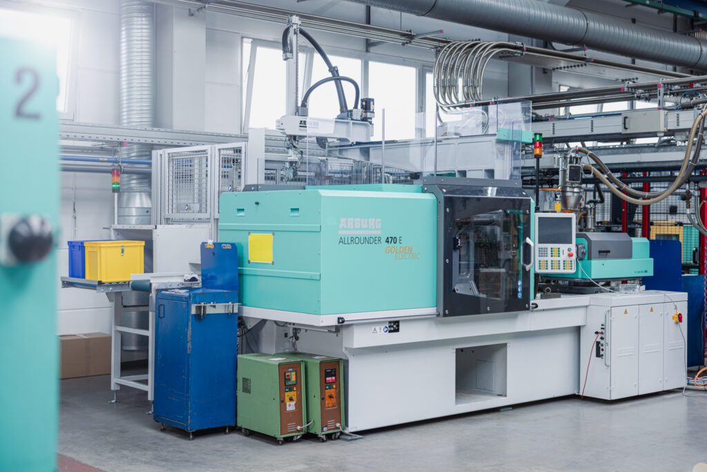 KOMOS_GmbH_Kunststoffspritzguss_Maschiene_03 KOMOS_GmbH_Kunststoffspritzguss_Maschiene_03
